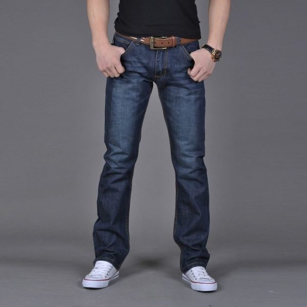 Fotografía modelo masculino modelando pantalones.